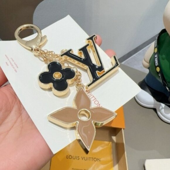 LV Iconic Key Holder with Distinctive Monogram - Picture 1 of 5